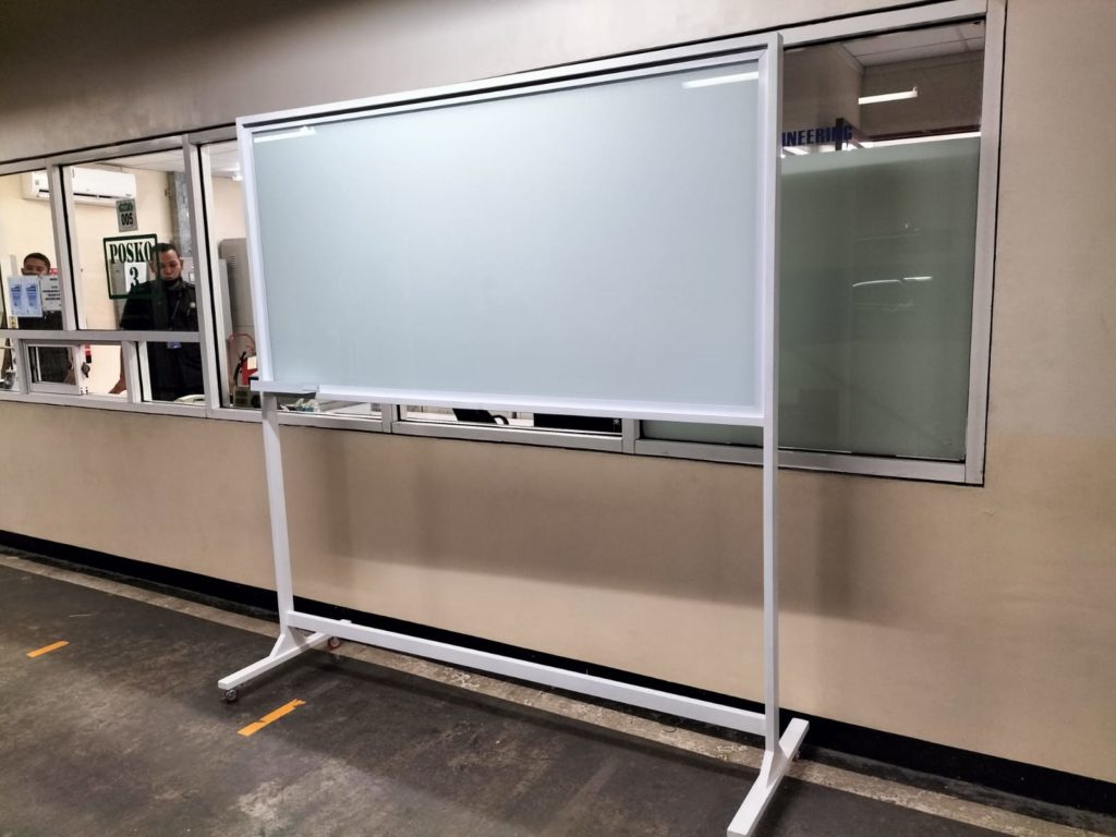 Jual Papan Tulis Kaca Glassboard Standing Sekolah di Tangerang