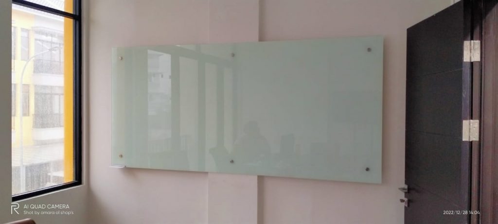 Papan Tulis Kaca Glassboard 100×180 8mm Dinding